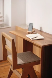 clean desk setup for starting a blog flipping business